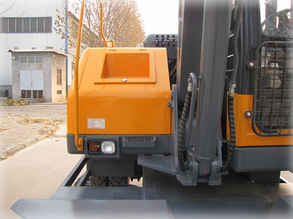 宝鼎轮式抓木机构驾.jpg 宝鼎轮式抓木机构驾.jpg