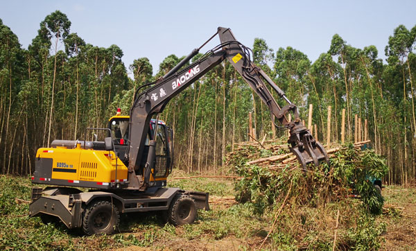 宝鼎轮式抓木机.jpg 宝鼎轮式抓木机.jpg