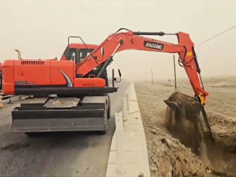 宝鼎轮式挖掘机.jpg 宝鼎轮式挖掘机.jpg